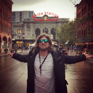 Valentin Rahmel Instagram - Die Union Station in Denver ist wirklich einer der schönsten Bahnhöfe, die ich je gesehen habe. Im kommenden Vlog zeige ich euch nicht nur die Station, sondern auch noch viel mehr von Denver und Colorado #MyUSA #denver #visitdenver