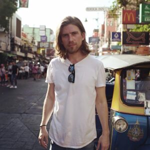 Valentin Rahmel Instagram - Liebe Grüsse aus Bangkok, der Hauptstadt von Thailand. ♥️ Wir produzieren hier in Kürze das nächste Video, bei dem ihr entscheidet, was passiert. Ab morgen habt ihr 24 Stunden die Möglichkeit via Votings in der Instagram-Story meine komplette Reise zu bestimmen. Und damit es auch wirklich verrückt wird, könnt ihr unter diesem Bild eure Vorschläge für Orte oder Challenges raushauen. Einige der Vorschläge nehmen wir dann ins Voting auf. Das wird ein interaktives Experiment. Ich hab schon jetzt ein bisschen Angst, wo wir am Ende landen werden. 😂 Freue mich auf euch und bin gespannt auf eure Ideen. ✌️🎉
