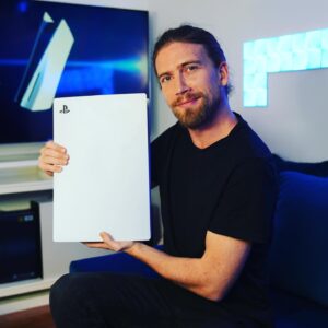 Valentin Rahmel Instagram - Werbung - Bald geht es endlich mit der Playstation 5 los. Ich hab das Schmuckstück schon hier und ab sofort findet ihr auf meinem Youtube Kanal auch einige Videos zum Thema. Ich bin nämlch ein Teil der coolen Road to PS5 Aktion! Gemeinsam mit @playstationde , @alexibexi , @laraloft und den @rocketbeans.tv starten wir eine virtuelle Tour, bei der wir euch die Features der Playstation 5 genauer vorstellen. In meinem neuen Video zocken wir Astro’s Playroom und gehen auf den DualSense Controller ein. Das Teil kann wirklich einges! Checkt meinen YT-Kanal. Obendrauf zocke ich die Games auf einem Sony XH90, den ihr im Hintergrund seht. Der ist perfekt für das Gaming optimiert! #R2PS5 #playstation #sony #bereit_für_playstation #xh90  #PS5