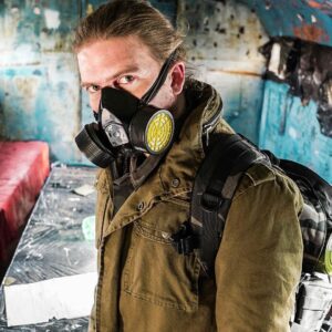 Valentin Rahmel Instagram - In der Region um Tschernobyl haben wir nicht nur die Geisterstadt Prypjat und den Reaktor besucht, sondern im neuen Video auch die umliegende Zone abgecheckt. Hier treiben sich Personen rum, die sich Stalker nennen und die Region illegal erkunden. Keine Sorge, die Jungs verfolgen keine jungen Frauen und lauern ihnen auf 😉... Wie im Spiel erleben sie Abenteuer und grillen zwischendurch auch mal Tiere. Siehe Video. Wahrscheinlich laufen die noch viel krasser rum, als ich hier auf diesem Bild. Die nehmen Stalker echt ernst! Was ist euer Lieblingsgame mit Endzeit-Setting? #tschernobyl #chernobyl #stalker #sarazar #travel