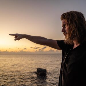 Valentin Rahmel Instagram - Mensch, wie die Zeit doch rennt. Euch ein wunderbares Weihnachtsfest und ein paar tolle Tage. Bald schon wieder 2020 - dabei hat 2019 doch quasi erst angefangen. 😂 Danke für euren Support über all die Jahre. Im nächsten Jahr stehen einige coole neue Projekte an. Lasst euch überraschen.