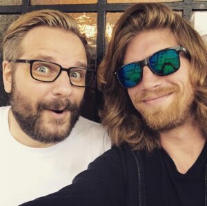 Valentin Rahmel Instagram - Mal wieder unterwegs mit dem ollen @gronkh. Irgendwann kommen auch mal wieder Videos mit uns beiden. Aber da der Mann ja jetzt in seinem hessischen Riesenanwesen wohnt, nutzt man die wenige Zeit, in der man sich sieht, auch mal privat. Liebe Grüsse und Küsschen 😘