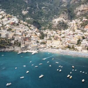 Valentin Rahmel Instagram - Mit meinem guten Kumpel @bench_alchemy habe ich in den letzten Jahren schon viele Abenteuer erleben dürfen! In unserem neuen Film geht es nach Süditalien. Vom Nationalpark Pollino, über Amalfi und Pompeji bis zum Vesuv. Mit unglaublichen Landschaften und einer ordentlichen Ladung Action. Wischt mal nach rechts für einen Vorgeschmack. 🙂Den kompletten Film findet ihr wie immer bei @wdrreisen auf YT. Der gute @maxleinfelder war auch am Start. Haben nur leider kein Foto zu dritt gemacht. Dafür umso mehr Video. War echt mega viel Schnittarbeit für mich, also schaut gerne mal rum 😉🇮🇹

#italy #amalfi #amalficoast #pollino #napoli #naples #positano