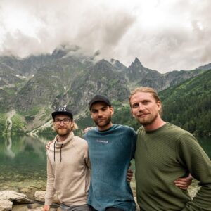 Valentin Rahmel Instagram - Echt toll in Polen. Vor allem in der Hohen Tatra. Hier beim Meerauge - ein traumhafter See. Wischt mal nach rechts. Dafür hat sich sogar das Aufstehen um 4:30 Uhr gelohnt. 😉 Gemeinsam mit @bench_alchemy und @maxleinfelder habe ich bei unserem Roadtrip im ganzen Land spannende Abenteuer erlebt. Kommt bald wieder ein Film @wdrreisen - an dieser Stelle auch mal ein herzliches Dankeschön für die tolle Unterstützung.. #poland #polen #tatramountainsarethebestlover