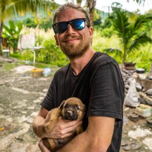 Valentin Rahmel Instagram - Hier noch ein paar schmucke Bilder aus Jamaika. Ist der Hund nicht mega süß? Und die Landschaft flasht mich auch immer wieder. Bin fleißig am Video dran. Der Kleine kommt auch vor :) Wir hatten echt viele coole Erlebnisse auf der Insel. Unfassbar, wie viel wir gefilmt haben. Die Tage kommt noch mehr :)