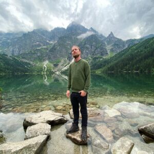 Valentin Rahmel Instagram - Echt toll in Polen. Vor allem in der Hohen Tatra. Hier beim Meerauge - ein traumhafter See. Wischt mal nach rechts. Dafür hat sich sogar das Aufstehen um 4:30 Uhr gelohnt. 😉 Gemeinsam mit @bench_alchemy und @maxleinfelder habe ich bei unserem Roadtrip im ganzen Land spannende Abenteuer erlebt. Kommt bald wieder ein Film @wdrreisen - an dieser Stelle auch mal ein herzliches Dankeschön für die tolle Unterstützung.. #poland #polen #tatramountainsarethebestlover