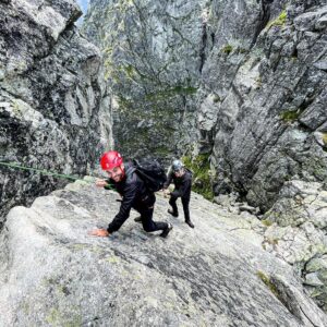 Valentin Rahmel Instagram - Echt toll in Polen. Vor allem in der Hohen Tatra. Hier beim Meerauge - ein traumhafter See. Wischt mal nach rechts. Dafür hat sich sogar das Aufstehen um 4:30 Uhr gelohnt. 😉 Gemeinsam mit @bench_alchemy und @maxleinfelder habe ich bei unserem Roadtrip im ganzen Land spannende Abenteuer erlebt. Kommt bald wieder ein Film @wdrreisen - an dieser Stelle auch mal ein herzliches Dankeschön für die tolle Unterstützung.. #poland #polen #tatramountainsarethebestlover
