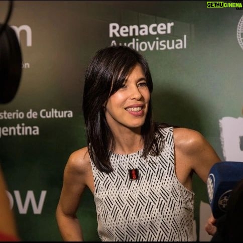 Valentina Bassi - 809 Likes - @elhinchaserie dirigida x el gran Ale Ciancio , va x @canal9oficial miércoles a las 22 hs , y por @flow_ar la temporada completa. Una serie que adore hacer y que recomiendo mucho , ojalá les guste!!!! Acá les dejo algunas imágenes del junket de prensa y Avant premier.💚