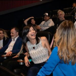 Valentina Bassi Instagram - @elhinchaserie dirigida x el gran Ale Ciancio , va x @canal9oficial miércoles a las 22 hs , y por @flow_ar la temporada completa. Una serie que adore hacer y que recomiendo mucho , ojalá les guste!!!! Acá les dejo algunas imágenes del junket de prensa y Avant premier.💚