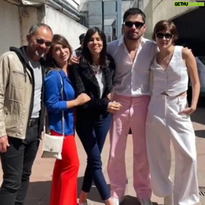 Valentina Bassi - 809 Likes - @elhinchaserie dirigida x el gran Ale Ciancio , va x @canal9oficial miércoles a las 22 hs , y por @flow_ar la temporada completa. Una serie que adore hacer y que recomiendo mucho , ojalá les guste!!!! Acá les dejo algunas imágenes del junket de prensa y Avant premier.💚
