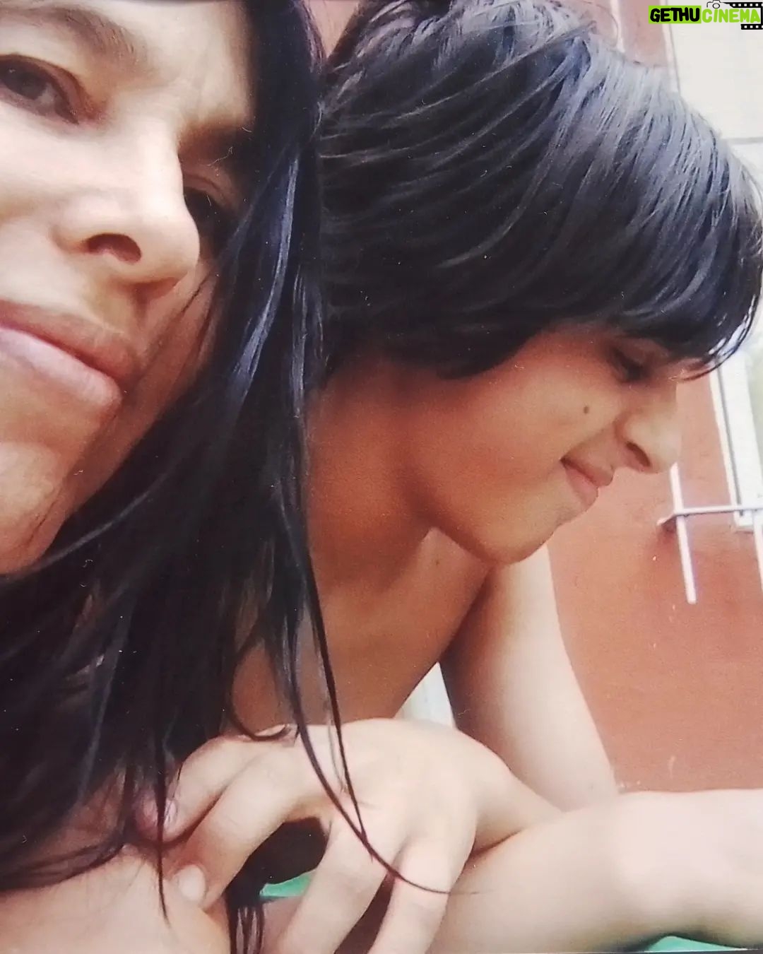 Valentina Bassi - 9.1K Likes - La maternidad no me hizo mas feliz, no me hizo mas fuerte, no ilumino mi camino, nunca logre organizar bien mi tiempo como para poder trabajar con libertad. Tampoco se que aprendi…no aprendi a esperar, no aprendi a tener paciencia , no aprendi a aceptar, no se me fue la vergüenza…me volvi débil insegura miedosa y frágil , en todos los aspectos ….Mas o menos la sensación es como si me hubiese pasado por encima un camión con acoplado.
¿Amor? Todo .