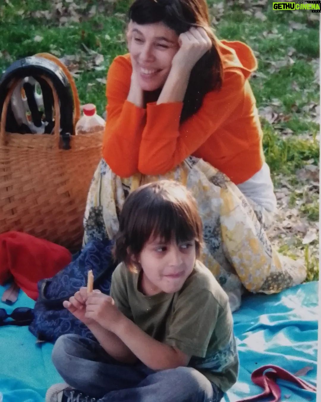 Valentina Bassi - 9.1K Likes - La maternidad no me hizo mas feliz, no me hizo mas fuerte, no ilumino mi camino, nunca logre organizar bien mi tiempo como para poder trabajar con libertad. Tampoco se que aprendi…no aprendi a esperar, no aprendi a tener paciencia , no aprendi a aceptar, no se me fue la vergüenza…me volvi débil insegura miedosa y frágil , en todos los aspectos ….Mas o menos la sensación es como si me hubiese pasado por encima un camión con acoplado.
¿Amor? Todo .