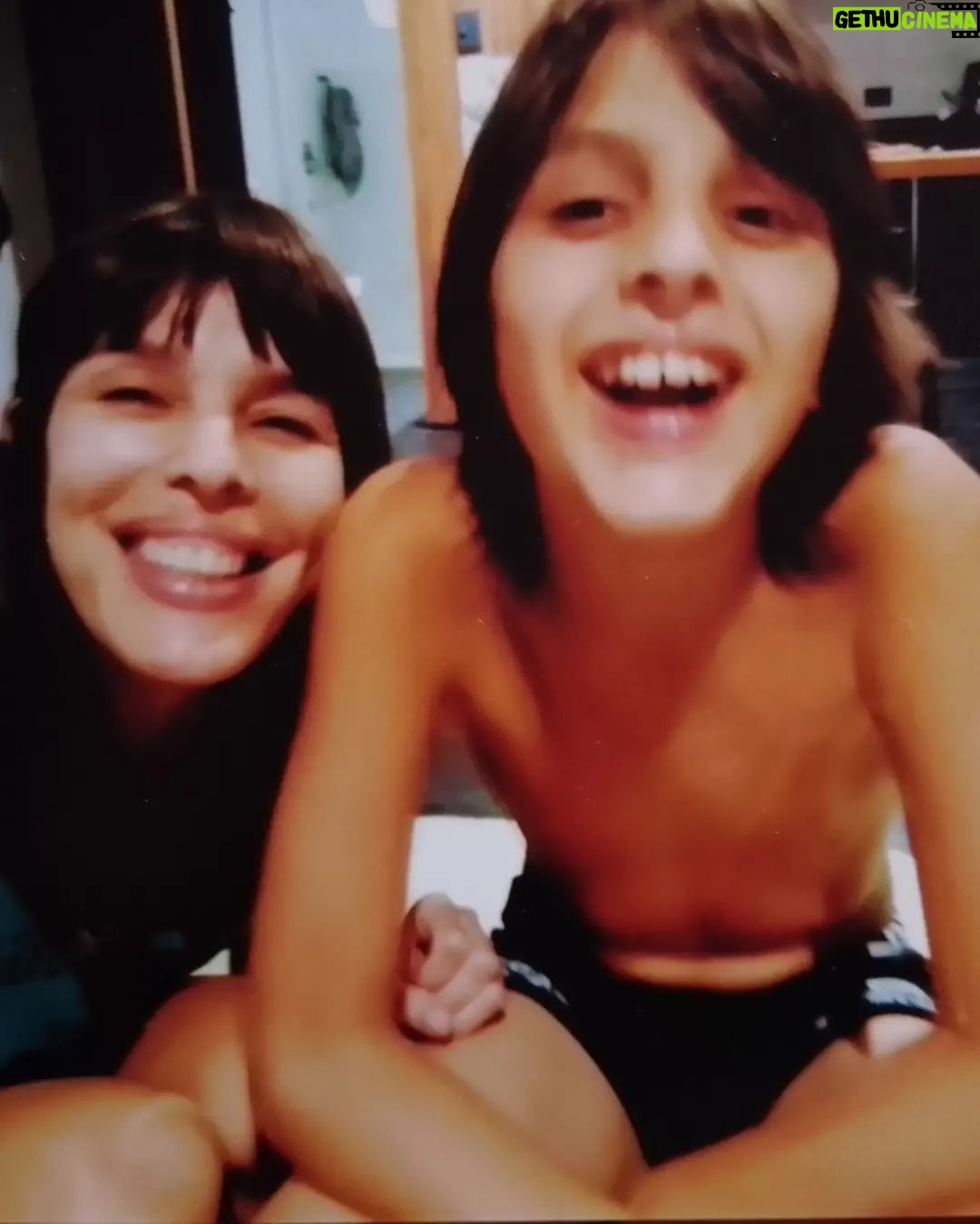 Valentina Bassi - 9.1K Likes - La maternidad no me hizo mas feliz, no me hizo mas fuerte, no ilumino mi camino, nunca logre organizar bien mi tiempo como para poder trabajar con libertad. Tampoco se que aprendi…no aprendi a esperar, no aprendi a tener paciencia , no aprendi a aceptar, no se me fue la vergüenza…me volvi débil insegura miedosa y frágil , en todos los aspectos ….Mas o menos la sensación es como si me hubiese pasado por encima un camión con acoplado.
¿Amor? Todo .