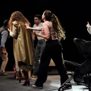 Valentina Bassi Instagram - Adoro actuar. Y cuando es con amigos, todo se ilumina...🤍@losgestosbarbaros_obra . Volvimos!! Ahora en @hastatrilce miércoles 20.30 hs.  Acá dejo algunas fotos que sacó @paoli.ph en el reestreno. Gracias! 💚 

Actuamos: @novoalauraok
@nachorda @silvinasabater @francisco.bertin e moi.
 .
.
.

Dirección @cristiandrut 
Autor @jif77 
asistencia de dirección @julianaianniccillo producción:@yaninamartino 
Música @danmelero 
Realización sonora: @soynicolacarrara
Luz @ale.le.roux 
Vestuario @larasgaudini 
Esceno @marcos_nn
Y muchas gracias a todo el staff de @hastatrilce
.
.
#teatro #buenosaires #argentina #teatroindependiente #teatroalternativo #familia #accidente #vivir