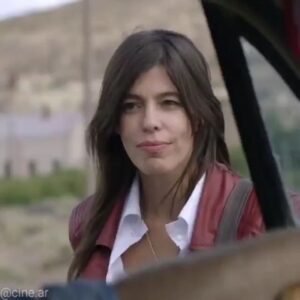 Valentina Bassi Instagram - Intensa relación viven  Julia y Gwynfor , mientras cruzan a pie, el desierto patagónico. AL DESIERTO. Disponible en  @cine.ar . No sé la pierdan! @ulisesrosell #jorgesesan @ajimolidofilms @wankacine  #cine #cinenacional #cineindependiente #comodororivadavia #astra #patagonia