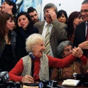 Valentina Bassi Instagram - El mismo dia que etchecolatz se va a su casa, aparece la #nieta127 . Gracias #abuelas!