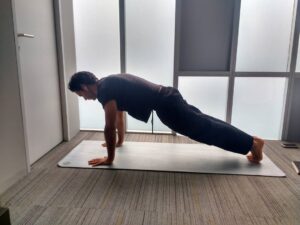Valentino Lanús Instagram - Así mi tarde, practicando yoga en mi camerino antes de entrar a escena para darle vida a #AlejandroCastillo en #NadaPersonal
Saludos equipo !! Nos vemos a las 9:30pm por @aztecatrece