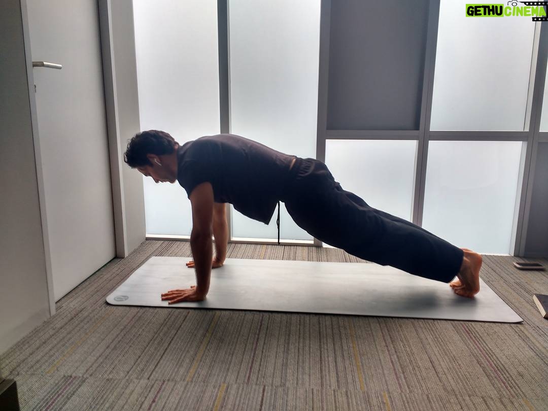 Valentino Lanús - 1K Likes - Así mi tarde, practicando yoga en mi camerino antes de entrar a escena para darle vida a #AlejandroCastillo en #NadaPersonal
Saludos equipo !! Nos vemos a las 9:30pm por @aztecatrece
