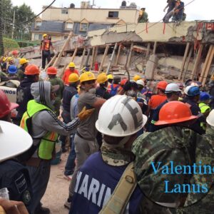 Valentino Lanús Instagram - En el rescate de una niña con vida en el kinder colapsado .  Mucha fé en que logren los equipos de rescate sacarla con Vida