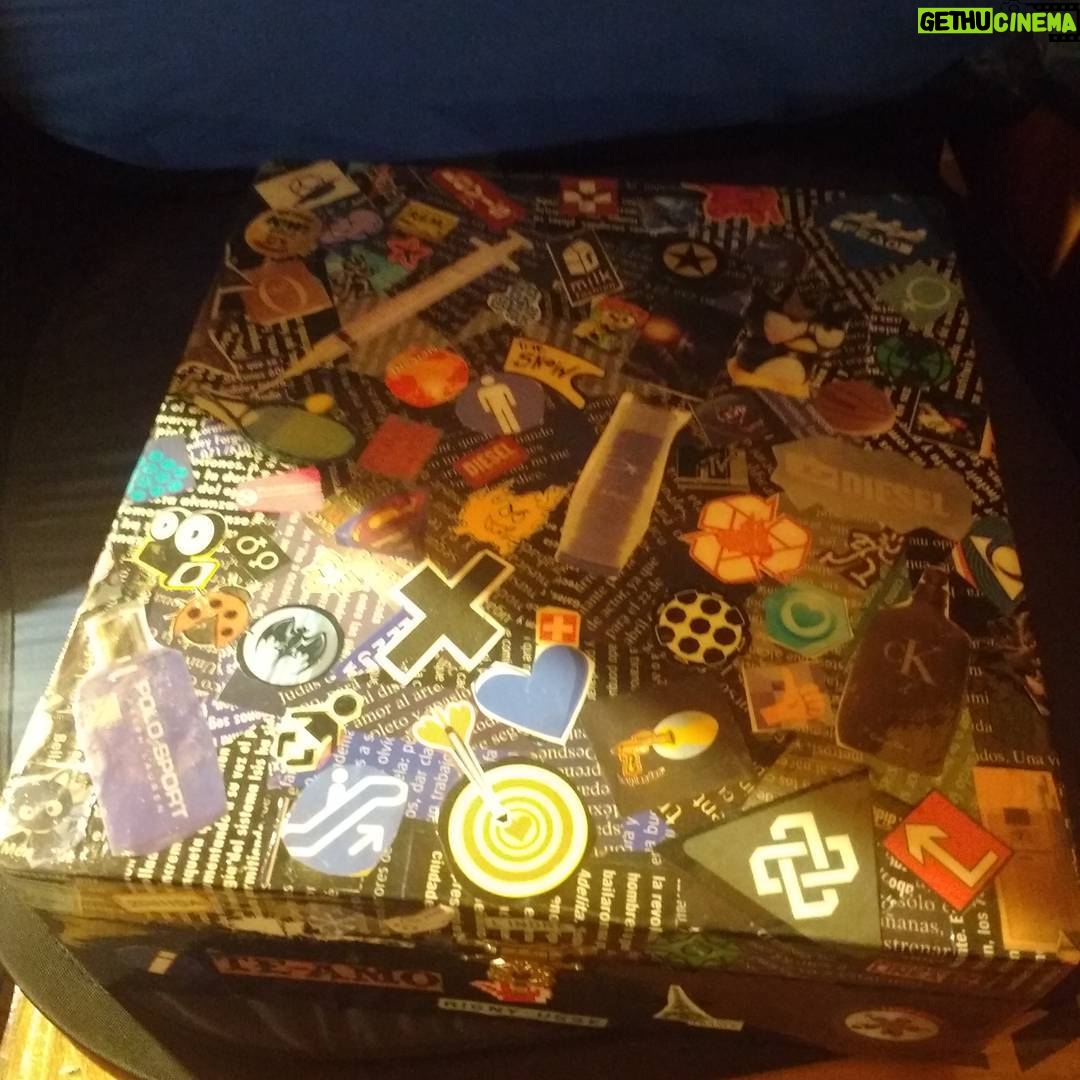 Valentino Lanús - 556 Likes - Equipo mío, estoy hundido en los recuerdos en este momento y me encontré ésta hermosa cajita.... cuénteme de quién es, que se manifieste la creadora!!!