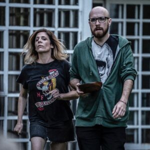 Valeria Lois Instagram - Este fotón de @gualmostajo es del rodaje de “parte de una religión” que se estrena el 23 de julio.  Para verla hay que meterse desde ahora en el link que figura en mi bio y comprar una entrada de precio híper módico. 
Sobre la serie puedo decirles que la escribieron @ehhmariano y @santigobernori, la dirigió la @luvaldemoros, la produjo @obol_films, la peinó maquilló y vistió @dinobalanzino y la actúan las siguientes bestias peludas @malena.medici @alansabbagh @nicogarciahume @crococro @juliandoregger y los arriba mencionados @ehhmariano y @santigobernori toda gente con la que me alquilaría una quincena un regio depto en la costa si no hubiera pandemia.
A adquirir las entradas se ha dicho!