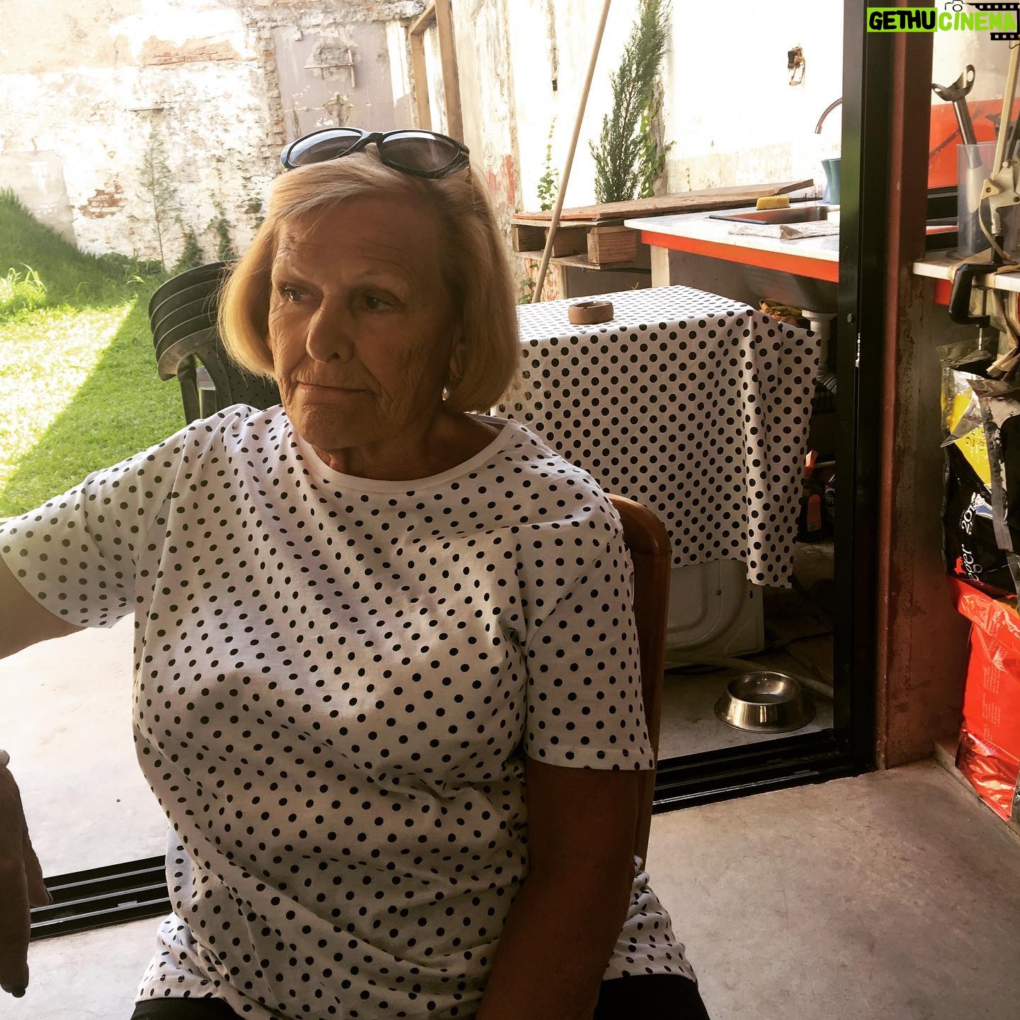 Valeria Lois - 604 Likes - Feliz cumple ma. En esta foto me viniste a ayudar con la mudanza y te mimetizaste con la funda del lavarropas.
Con heredar un cachito de la onda que vos le pones a la vida yo te digo que ya estaría hecha.
Bueno, las mallas enterizas que ya no uses las quiero también.
Te adoro @loisivana gracias x todo lo que nos das.