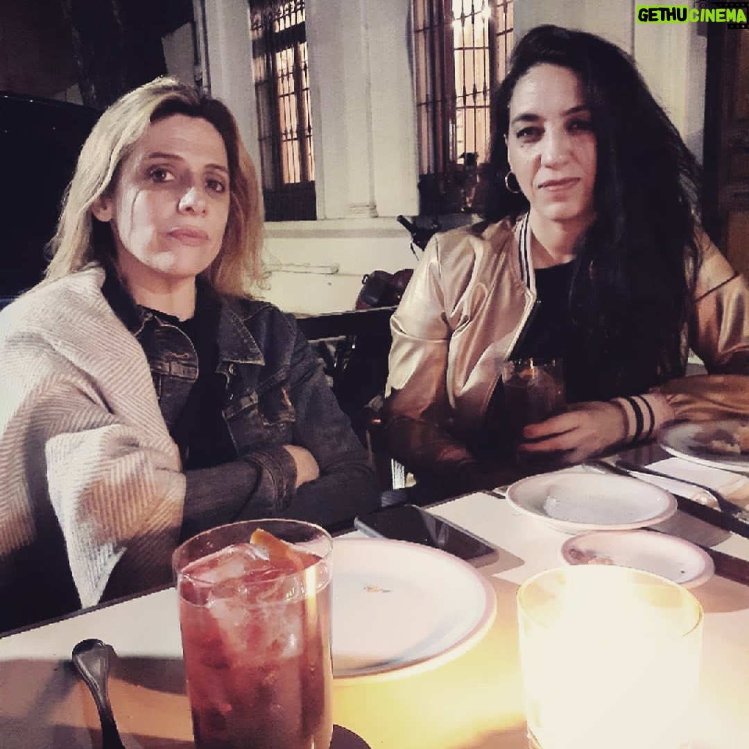 Valeria Lois - 882 Likes - Esta la sacó nuestra hada @angcaroli.
Se titula “Scarface y La Pantera”.
Qué fin de semanita @lorevegaok
Terminamos el domingo arriba del auto con los pibes en el asiento trasero comiendo helado caro y feo.
La semana que viene es la última.
Yo creo que más o menos pronto una temporadita más hay que hacer.
Que dicen @marianotenconiblanco @angcaroli @ianshifres @elebuch @sofiaverry?