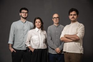 Valeria Lois Instagram - ¡En julio estrenamos VIENTO BLANCO!
Hace unos años Santiago Loza me dijo que tenía ganas de escribir algo para que yo lo actúe. Recibir ese mensaje fue como haber sentido algo por primera vez, un cosquilleo en la panza. Durante casi un año nos reunimos. Santi me preguntaba por el paisaje de mi pueblo, en el sur, Puerto Deseado; yo le contaba del mar infinito, azul negro, los acantilados, las cuevas, los corderos y los lobos marinos, el viento. Él también me contaba algunas cosas, pero principalmente se dedicaba a escucharme. Y así... A la reunión siguiente, el texto se expandía y cada vez más pintaba un paisaje patagónico lleno de pasión, mar y religión, soledad y amor.
Una mañana, Santi me dijo: “creo que ya está”. Y a mi me pareció lo mismo. Y pensamos... ¿Quién podía dirigirlo? Ambos dijimos Valeria Lois, actriz que amamos y que personalmente admiro. Su Mujer Puerca -escrita también por Santiago- y su trabajo en muchas otras obras, era una luz de faro que tenía que seguir. Cuando dijimos Vale, inmediatamente sentí que Juanse, mi amigo, que con su mente brillante y su delicadeza me había maravillado, tenía que dirigir Viento Blanco junto a Vale. Una intuición nos decía que ellos eran, sin dudas, los que mejor compañía y guía le darían a Marito, el personaje que actúo en este monólogo.
A favor del viento me tiro al mar helado, me doy este chapuzón azul profundo que se entibia con la compañía de un equipo soñado.
¡Espero que me acompañen en esta aventura! ¡Lxs invito!

🎟️Preventa por @alternativateatral
⭐¡Cupos limitados de entradas a 10 mil pesos durante el mes de junio! 
🗓️Domingos, 20:30 h. desde el 14 de julio 
📍En Dumont 4040.

Con: Mariano Saborido
Dramaturgia: Santiago Loza
Diseño de escenografía: Rodrigo González Garillo
Diseño de vestuario: Pablo Ramírez
Diseño de luces: Matías Sendón
Diseño sonoro y música original: Teo López Puccio
Fotos: Sebastián Freire
Diseño Gráfico: Martín Gorricho
Producción general: Compañía Teatro Futuro, Mariano Saborido
Asistencia de dirección: Mercedes Aranda
Asistencia de producción: Loli Crivocapich
Producción ejecutiva: Carolina Castro
Dirección: Valeria Lois, Juanse Rausch