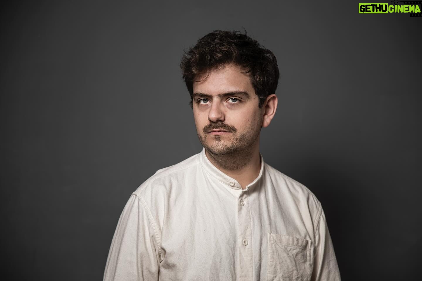 Valeria Lois - 3.1K Likes - ¡En julio estrenamos VIENTO BLANCO!
Hace unos años Santiago Loza me dijo que tenía ganas de escribir algo para que yo lo actúe. Recibir ese mensaje fue como haber sentido algo por primera vez, un cosquilleo en la panza. Durante casi un año nos reunimos. Santi me preguntaba por el paisaje de mi pueblo, en el sur, Puerto Deseado; yo le contaba del mar infinito, azul negro, los acantilados, las cuevas, los corderos y los lobos marinos, el viento. Él también me contaba algunas cosas, pero principalmente se dedicaba a escucharme. Y así... A la reunión siguiente, el texto se expandía y cada vez más pintaba un paisaje patagónico lleno de pasión, mar y religión, soledad y amor.
Una mañana, Santi me dijo: “creo que ya está”. Y a mi me pareció lo mismo. Y pensamos... ¿Quién podía dirigirlo? Ambos dijimos Valeria Lois, actriz que amamos y que personalmente admiro. Su Mujer Puerca -escrita también por Santiago- y su trabajo en muchas otras obras, era una luz de faro que tenía que seguir. Cuando dijimos Vale, inmediatamente sentí que Juanse, mi amigo, que con su mente brillante y su delicadeza me había maravillado, tenía que dirigir Viento Blanco junto a Vale. Una intuición nos decía que ellos eran, sin dudas, los que mejor compañía y guía le darían a Marito, el personaje que actúo en este monólogo.
A favor del viento me tiro al mar helado, me doy este chapuzón azul profundo que se entibia con la compañía de un equipo soñado.
¡Espero que me acompañen en esta aventura! ¡Lxs invito!
🎟️Preventa por @alternativateatral
⭐¡Cupos limitados de entradas a 10 mil pesos durante el mes de junio!
🗓️Domingos, 20:30 h. desde el 14 de julio
📍En Dumont 4040.
Con: Mariano Saborido
Dramaturgia: Santiago Loza
Diseño de escenografía: Rodrigo González Garillo
Diseño de vestuario: Pablo Ramírez
Diseño de luces: Matías Sendón
Diseño sonoro y música original: Teo López Puccio
Fotos: Sebastián Freire
Diseño Gráfico: Martín Gorricho
Producción general: Compañía Teatro Futuro, Mariano Saborido
Asistencia de dirección: Mercedes Aranda
Asistencia de producción: Loli Crivocapich
Producción ejecutiva: Carolina Castro
Dirección: Valeria Lois, Juanse Rausch