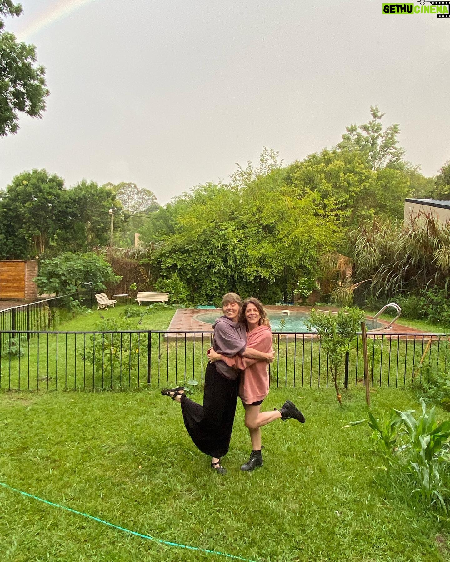 Valeria Lois - 606 Likes - Estuve muy ocupada ayer. Por eso recién ahora agarro el teléfono. Hola 2023. Que todo tenga la onda, la luz y el amor que hay en estas fotos.
@nanimonner @nunipress @marianela_fasce @hencermolina