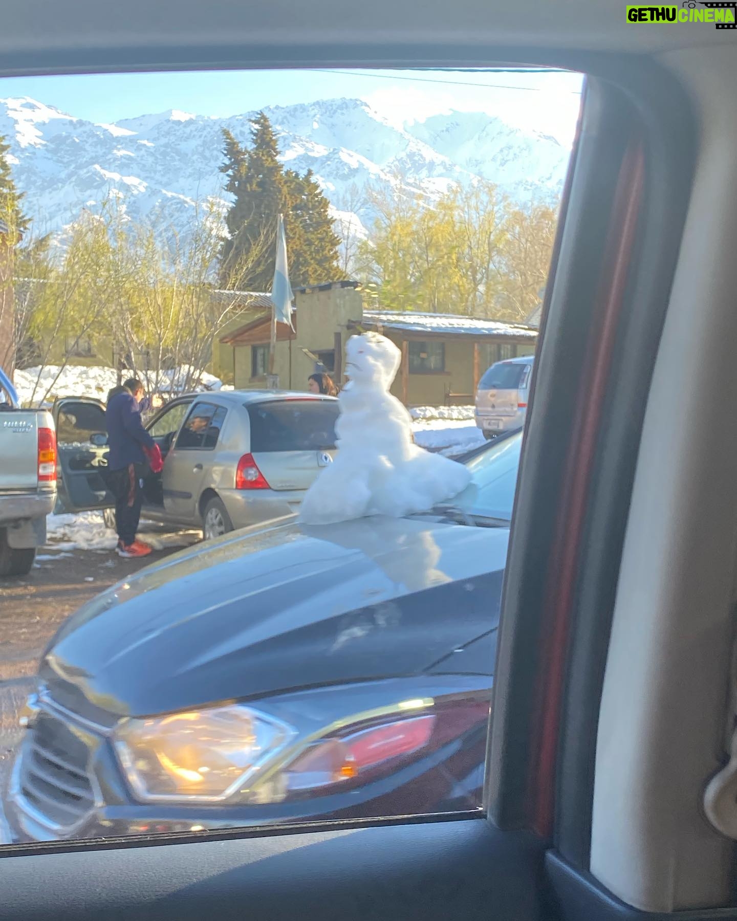 Valeria Lois - 417 Likes - Nos llevó a pasear @dipaolaviajesmza
Si vienen a Mendoza me las llaman
La gente hace muñequitos de nieve que se lleva en el capó del auto y yo recién ahora me vengo a enterar.
Gracias a mis secuaces: @lucianocaceresok @belenrivayoga @spregelburd