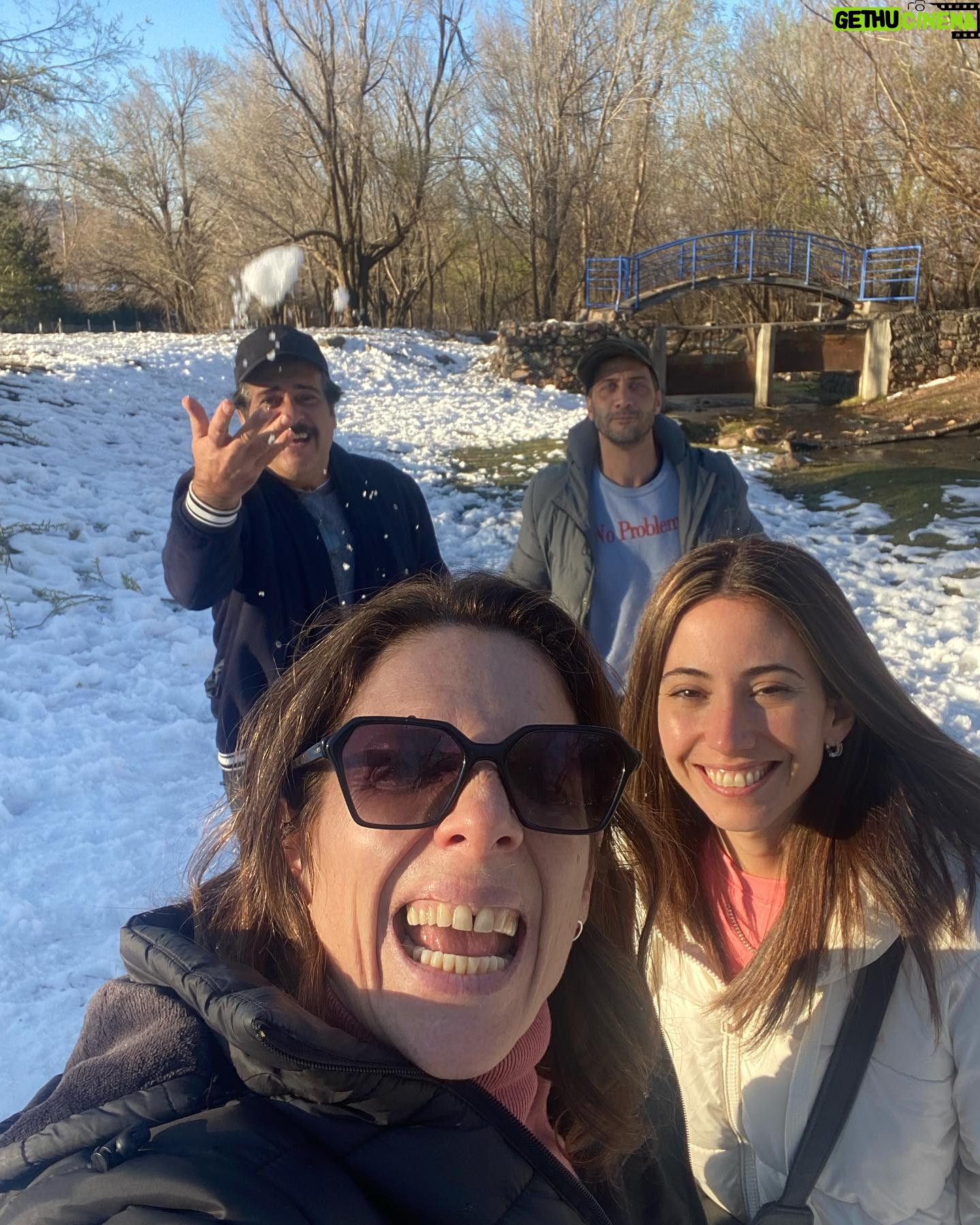 Valeria Lois - 417 Likes - Nos llevó a pasear @dipaolaviajesmza
Si vienen a Mendoza me las llaman
La gente hace muñequitos de nieve que se lleva en el capó del auto y yo recién ahora me vengo a enterar.
Gracias a mis secuaces: @lucianocaceresok @belenrivayoga @spregelburd