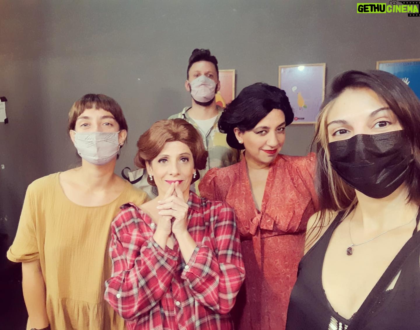 Valeria Lois - 516 Likes - Ya hicimos 100 funciones de esta obra.
Se acumulan chistes, dramas, wiskies, puchitos, separaciones, mudanzas, asados y uniones.
Cada segundo es un… bueno vengan a verla y se van a enterar.
Gracias @lorevegaok @marianotenconiblanco @angcaroli @elebuch @ianshifres @sofiaverry @gugumakeupfx @anaschimelman @eu.she