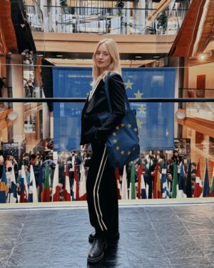 Valerie Huber Instagram - Danke für die spannenden Einblicke @euparlament_at @europeanparliament 🇪🇺
Am 9. Juni ist wieder EU Wahl und es wird bei dieser Wahl wichtiger denn je sein für ein weltoffenes, gerechtes, faires, soziales, starkes Europa abzustimmen. Rechtspopulismus ist auf der ganzen Welt am Vormarsch und stellt eine wahre Bedrohung für unsere Demokratie dar. Wir haben als Bevölkerung mehr Macht als wir denken um bei den großen Zukunftsfragen mitzugestalten. Die nächsten Jahre werden essentiell sein um bei Klimaschutz, Migration, sozialer Gerechtigkeit und Gleichberechtigung den richtigen Weg für eine gerechte, gesunde Zukunft einzuschlagen. Wir sind nicht ohnmächtig. Wir können mitgestalten, im Diskurs bleiben, uns informieren, wieder Interesse für politische Themen entwickeln - denn es ist alles Politik und geht uns alle an.