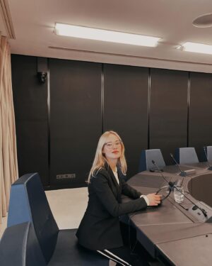 Valerie Huber Instagram - Danke für die spannenden Einblicke @euparlament_at @europeanparliament 🇪🇺
Am 9. Juni ist wieder EU Wahl und es wird bei dieser Wahl wichtiger denn je sein für ein weltoffenes, gerechtes, faires, soziales, starkes Europa abzustimmen. Rechtspopulismus ist auf der ganzen Welt am Vormarsch und stellt eine wahre Bedrohung für unsere Demokratie dar. Wir haben als Bevölkerung mehr Macht als wir denken um bei den großen Zukunftsfragen mitzugestalten. Die nächsten Jahre werden essentiell sein um bei Klimaschutz, Migration, sozialer Gerechtigkeit und Gleichberechtigung den richtigen Weg für eine gerechte, gesunde Zukunft einzuschlagen. Wir sind nicht ohnmächtig. Wir können mitgestalten, im Diskurs bleiben, uns informieren, wieder Interesse für politische Themen entwickeln - denn es ist alles Politik und geht uns alle an.