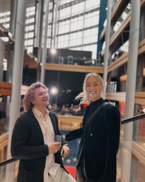Valerie Huber Instagram - Danke für die spannenden Einblicke @euparlament_at @europeanparliament 🇪🇺
Am 9. Juni ist wieder EU Wahl und es wird bei dieser Wahl wichtiger denn je sein für ein weltoffenes, gerechtes, faires, soziales, starkes Europa abzustimmen. Rechtspopulismus ist auf der ganzen Welt am Vormarsch und stellt eine wahre Bedrohung für unsere Demokratie dar. Wir haben als Bevölkerung mehr Macht als wir denken um bei den großen Zukunftsfragen mitzugestalten. Die nächsten Jahre werden essentiell sein um bei Klimaschutz, Migration, sozialer Gerechtigkeit und Gleichberechtigung den richtigen Weg für eine gerechte, gesunde Zukunft einzuschlagen. Wir sind nicht ohnmächtig. Wir können mitgestalten, im Diskurs bleiben, uns informieren, wieder Interesse für politische Themen entwickeln - denn es ist alles Politik und geht uns alle an.