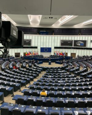 Valerie Huber Instagram - Danke für die spannenden Einblicke @euparlament_at @europeanparliament 🇪🇺
Am 9. Juni ist wieder EU Wahl und es wird bei dieser Wahl wichtiger denn je sein für ein weltoffenes, gerechtes, faires, soziales, starkes Europa abzustimmen. Rechtspopulismus ist auf der ganzen Welt am Vormarsch und stellt eine wahre Bedrohung für unsere Demokratie dar. Wir haben als Bevölkerung mehr Macht als wir denken um bei den großen Zukunftsfragen mitzugestalten. Die nächsten Jahre werden essentiell sein um bei Klimaschutz, Migration, sozialer Gerechtigkeit und Gleichberechtigung den richtigen Weg für eine gerechte, gesunde Zukunft einzuschlagen. Wir sind nicht ohnmächtig. Wir können mitgestalten, im Diskurs bleiben, uns informieren, wieder Interesse für politische Themen entwickeln - denn es ist alles Politik und geht uns alle an.