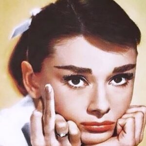 Valeriia Khodos Instagram - КОЛИСЬ МЕНЕ ЗАТВЕРДИЛИ В ПРОЕКТ..

Колись мене затвердили в проект,який не запустився вчасно і потім через пів року вирішили знову мене пробувати на цю саму роль (ну, а раптом я за пів року гірше стала грати, всяке буває)- мене це сильно зачепило і розізлило. Думала я: «Ну, тримайтесь там,зараз покажу».А стрибати вище голови я обожнюю.

Я тоді поставила лише одне запитання продюсеру: «Ну,а чим я можу ще здивувати ?»
Він сказав: «Точністю!»

Мене затвердили в цей проект, «я зробила всіх»! 
ТОЧНІСТЮ!

Точність, системність, математика в розборі ролі і техніка роботи - це те, що відрізняє одних акторів від тих, які покладаються на удачу і талант та натхнення, коли треба прийти і ВЗЯТИ РОЛЬ!

Я даю техніку роботи в кадрі,яка не підведе коли режисер дурак,коли 16 година зйомка,коли болить живіт, або ти більше не можеш плакати 15 дублів.

Маєш професію в руках - завжди покладаєшся на себе і жодні зовнішні обставини не зібʼють тебе зробити з першого дубля - цукерку!

Швидко працювати - це техніка!Швидко і талановито працювати - це техніка!

Можу ще багато говорити про техніку, але краще запитайте себе, а за якою технікою ви працюєте в кадрі?
Чи як поведе?

Ой, здається нам не дав наш театральний вуз жодної техніки по роботі в кадрі😂

Ну це вже інша довга розмова😉