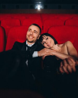 Valeriia Khodos Instagram - Сходили на культовий український фільм, в культовий український кінотеатр! А чого так нарядились круто?? Так це з поваги до себе та українського кіно. І ви, поважайте себе і свою культуру.

Дякуємо ентузіастам, які готові «вриваться» і робити класний проект ⬇️

photo: @alex_demydenko 
location: @zhovten.cinema
look: @andreasmoskin_official 😎
jewelry: @motrychstudio 
make-up: @sofia__kutsenko