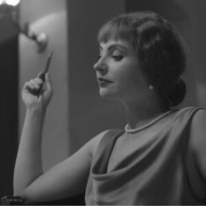 Valeriia Khodos Instagram - РАЇСА ТРОЯНКЕР.

Кадри з фільму «БУДИНОК СЛОВО»,режисера Тараса Томенко.

“..вже 13-річною підліткою втекла з дому з мандрівним цирком, закохавшись у приборкувача тигрів, італійця Леоніда Джордані. Разом з ним вона щовечора виступала в смертельному номері – клала голову в пащу тигру.”

  текст: Вікторія Шапаренко

Більше про Раїсу Троянкер можна дізнатися за лінком у мене в сторіс.