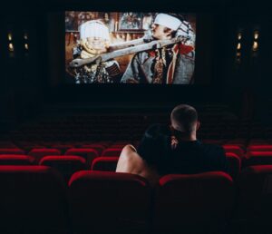 Valeriia Khodos Instagram - Вгадайте який фільм дивимось на останньому фото ❓

photo: @alex_demydenko 
location: @zhovten.cinema
look: @andreasmoskin_official 😎
jewelry: @motrychstudio 
make-up: @sofia__kutsenko