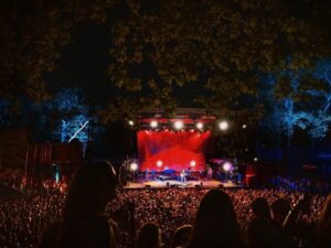 Vance Joy Instagram - Beautiful eve in Central Park - connection was strong we ❤️ NY
📸 @bradcauchy