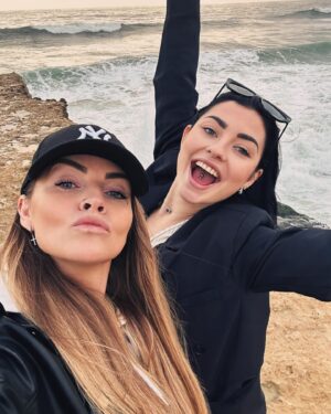 Vanessa Breckpot Instagram - J’aimerais tellement pouvoir nous projeter dans les années 80 , pour qu’on puisse savoir ce que l’on ressent quand le véritable amour et respectée par les autres. 
♥️♥️