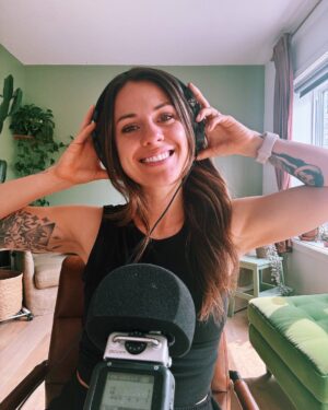 Vanessa DL Instagram - Ça y est, mon nouveau podcast Résonance est officiellement en ligne depuis quelques jours! 🎙✨

Lancer le premier épisode en plein Solstice d'été est un timing est assez spécial.  Ce passage de l'année me fait toujours penser au Solstice d'hiver. Comme une période d'adaptation à la nouvelle saison, où tout le monde se sent un peu déconnecté ... et c'est parfait comme ça!

Les interactions entre les transit astrologiques actuels et ma propre carte du ciel étaient trop beaux pour manquer ce moment de lancer un nouveau projet de carrière. Comme si chaque étape du processus est un acte rituel, un acte magique.

Créer ce podcast a été une expérience totalement différente de tous mes projets précédents. Pluton, actuellement dans ma maison 5, m'incite à transformer complètement ma façon de créer. C'est difficile à expliquer, mais je ressens profondément ce changement.

Un immense merci à toutes les personnes qui ont pris le temps de m'écrire pour me dire que l'épisode avait résonné avec elles.

Merci également aux deux partenaires de la saison 1, @leo.plaisir et @bkind.products. Après 6 ans de podcasterie (lolilol), c'est la première fois que j'accueille des partenaires pour soutenir ce travail. Et pas n'importe lesquels : des entreprises québécoises avec qui je partage des valeurs et une vision.

👆 Le prochain épisode sera disponible dès lundi le 1er juillet, pour vous guider dans la rétrograde de Saturne et Neptune en Poissons.

Plein d'autres belles surprises à venir au cours des prochains épisodes. 🥰