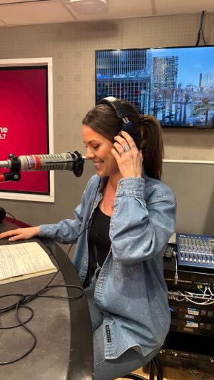 Vanessa DL Instagram - ECLIPSE HANGOVER 🌚

Un petit aperçu de ma chronique d’hier sur les ondes de @rythme1057 🎙️

À voir leur réaction, j’ai l’impression que le message des éclipses a bien résoné avec @isabelleracicot , @josegaudet & @sebbenoit72 😅

Plusieurs personnes disent avoir ressenties une grande fatigue après le phénomène. Il est maintenant temps de miser sur le « after care » pour nous aider à intégrer ses messages.

Faites le plein de : 
• Repos
• Méditation
• Mouvement conscient
• Conversations profondes
• Journaling
• Etc

… afin de vous aider à mijoter sur les événements des deux dernières semaines.

Merci à toute l’équipe de « Y’est 4h quelque part » pour votre accueil toujours chaleureux ❤️

👋🏼 vous pouvez trouver la chronique dans son intégralité via le lien dans ma bio ! 

#eclipse #astrologie

Et vous, comment vous sentez-vous aujourd’hui?