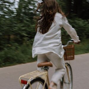 Vanessa DL Instagram - MOOD BOARD 🦋 GÉMEAUX
~ 20 mai au 20 juin 2024 ~

Curieux, observateur et intelligent.

Les qualités de ce signe d'air mutable seront extrêmement présentes au cours des 12 prochaines mois, tandis que Jupiter entame passage sous ce signe. (Ses défauts aussi, oups!)

Son plus grand désir? Tout voir, tout goûter, tout apprendre et tout savoir ! 
Un de ses grands challenge? Le FOMO quand il réalise qu'il ne peut pas exister à 10 endroits en même temps.

Dans l'idéal, le Gémeaux développe des outils afin de collaborer activement avec son mental. Il cherche à le comprendre, mais aussi à le calmer dans le but d'être le plus présent possible dans tout ce qu'il fait.

Toujours en mouvement, ce signe a pour mission d'amasser de l'information. Souvent associé à l'archétype du conteur·euse d'histoire, le Gémeaux nous rappelle que les meilleurs écrivains·es sont celleux qui ont aiguisé leur sens de l'observation, non seulement de leur environnement, mais aussi de leur propre expérience. 

👉🏼 Dans les commentaires, dites-nous ce que vous espérez de la saison du Gémeaux à l’aide d’émoji.

Les miens : 🧠 🤪 🧚🏻

#gemeaux #geminiseason #zodiaque #gemini