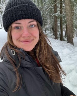 Vanessa DL Instagram - Voici mon visage. ✨
Sans maquillage et sans filtre. 

Si vous saviez à quel point c’est intimidant pour moi de publier une photo sans maquillage. 🙈

(J’vous jure, mes amies en reviendront pas. Y’a des gens j’ai daté PLUSIEURS MOIS qui m’ont jamais vue la face en canva vierge — c’est pas peu dire!)

Ça peut sembler superficiel pour plusieurs, mais je sais que d’autres comprendront.

J’ai voulu partager cette photo — en mode « felt cute, might delete later » — parce que, pour une fois, j’en avais le courage. Plus encore, pour une fois, je me trouvais pas mal ! (But i really might delete later 😅)

C’est une manière pour moi de m’accepter davantage, mais aussi d’assumer de ne pas me montrer sous mon meilleur jour 100% du temps. Libra rising here 💅🏻

On est tellement bombardé de contenu modifié, amélioré, léché … plus de raw svp ! 

Je suis aussi inspirée par le mouvement sans maquillage que suivent plusieurs personnalités comme @pamelaanderson , @aliciakeys , ou plus près d’ici @vanpailong .

Je suis pas prête DU TOUT à ranger ma trousse de maquillage, MAIS j’observe ces femmes aller avec une très grande appréciation. 💕

#sansmaquillage