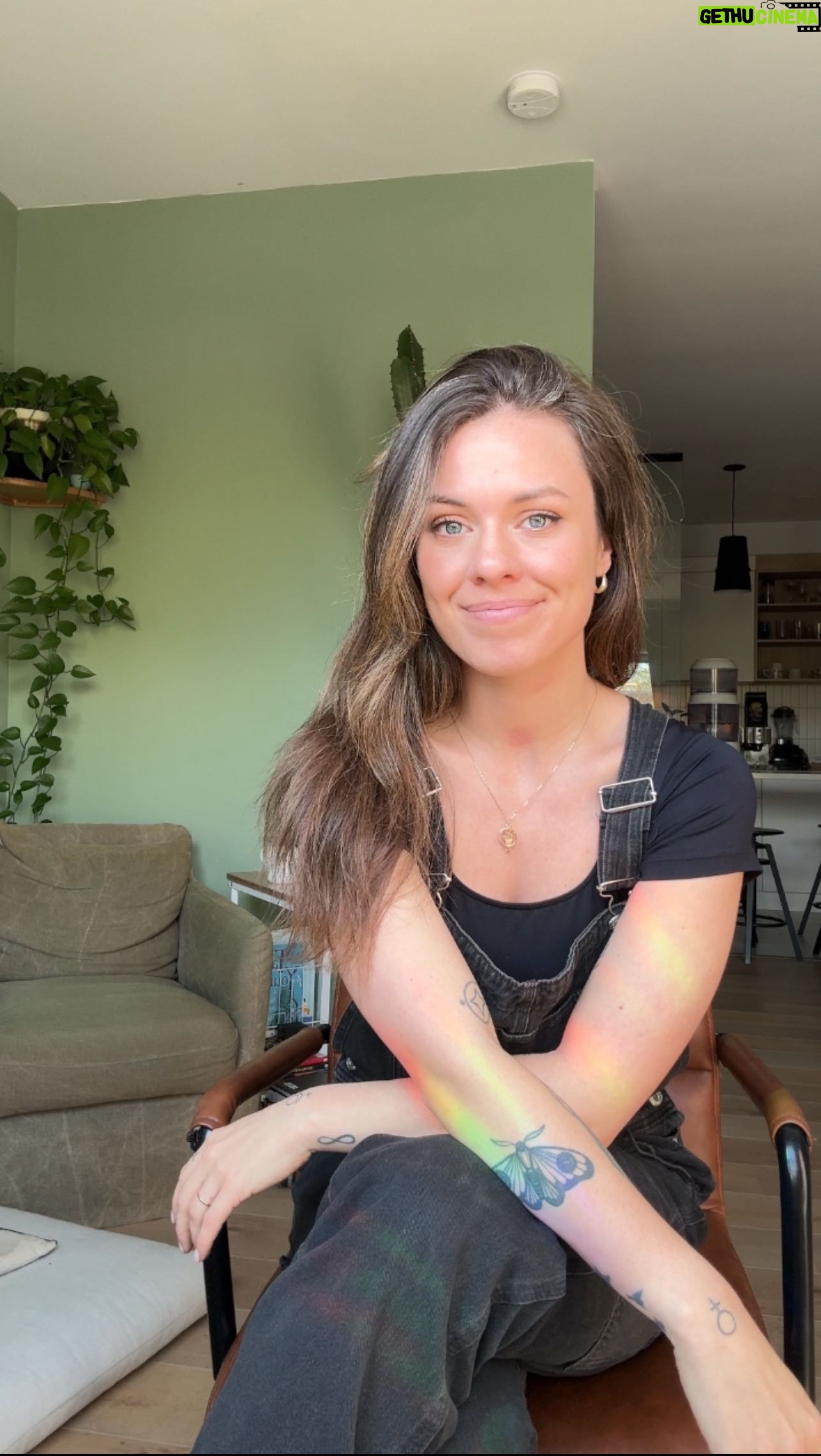 Vanessa DL - 1.6K Likes - NOUVELLE LUNE 🌱 EN TAUREAU
La lunaison la plus fertile de l’année. 🤝🏼✨
J’ai voulu garder la vidéo simple, mais il y avait tant à dire pour expliquer à quel point il s’agit d’un transit particulièrement juicy :
• La lune est exaltée en Taureau
• Vénus se trouve en domicile en Taureau, à 8 degrés de la lunaison
• Jupiter, planète de l’abondance et des possibilités s’y trouve aussi,
• Accompagné d’Uranus, qui a pour but de nos libérer des pressions externes
• Et ce, sans parler du trigone à Saturne qui ajoute discipline et maturité émotionnelle.
Je trouve cette lunaison non seulement magnifique, mais importante.
Tandis que de nombreux mouvements de résistance s’intensifient un peu partout dans le monde, ce transit nous rappelle l’importance de revenir dans le corps et de prendre soin de nos besoins pour que cette résistance soit durable.
Petite (grande) pensée, à toute personne engagée de près ou de loin ✊🏼
#nouvellelune #astrologie #taureau