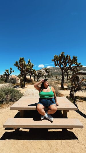 Vanessa Duchel Instagram - On a visité le parc national de @joshuatreenps et perso je pense vraiment que c'est un must ✨

C'était plus grand que nature, comme irréel.  La route est belle, les cactus, les rochers, la grandeur, leur présence... peu de mot pour décrire mon sentiment face à ces géants. 🌵🏜️

#joshuatree #california