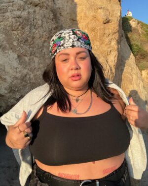 Vanessa Duchel Instagram - Une journée au @gettymuseum et un coucher de soleil à la plage El Matador de Malibu 🌅 

Je me suis sentie chic avec mes pantalons de satin et mon petit foulard.  Je recommande l'écharpe, le musée et cette plage chaudeeeeement 🔥